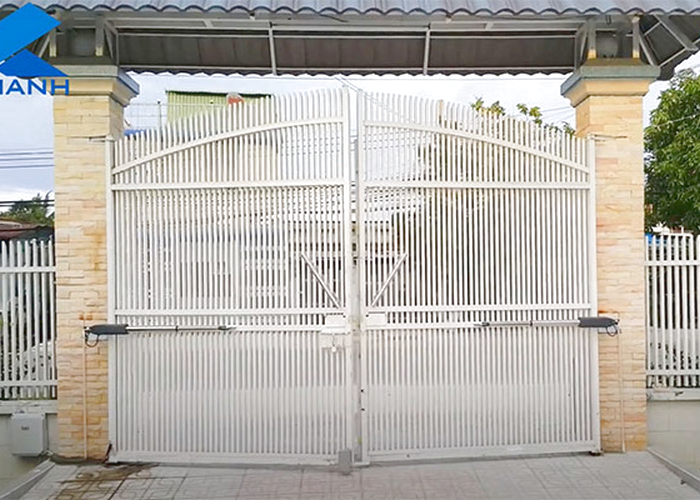 Cổng Sắt 2 Cánh Đẹp Đơn Giản Đóng Mở Tự Động Tại Thuận An - Bình Dương